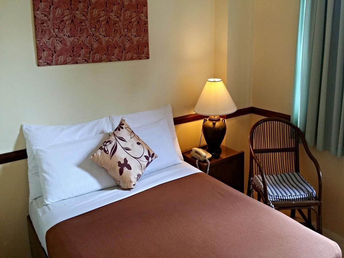 ลา พาริลล่า โฮเต็ล Hotel Cabanatuan City ภายนอก รูปภาพ