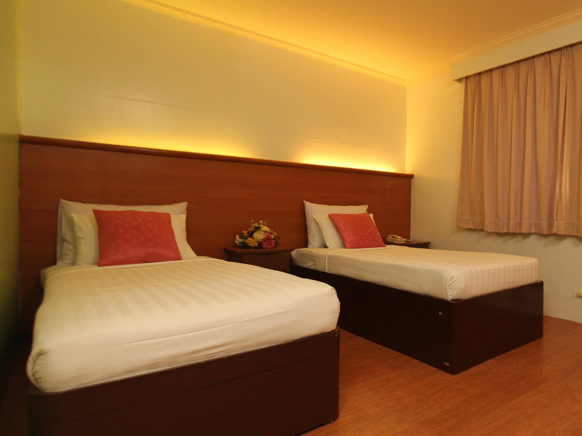 ลา พาริลล่า โฮเต็ล Hotel Cabanatuan City ภายนอก รูปภาพ